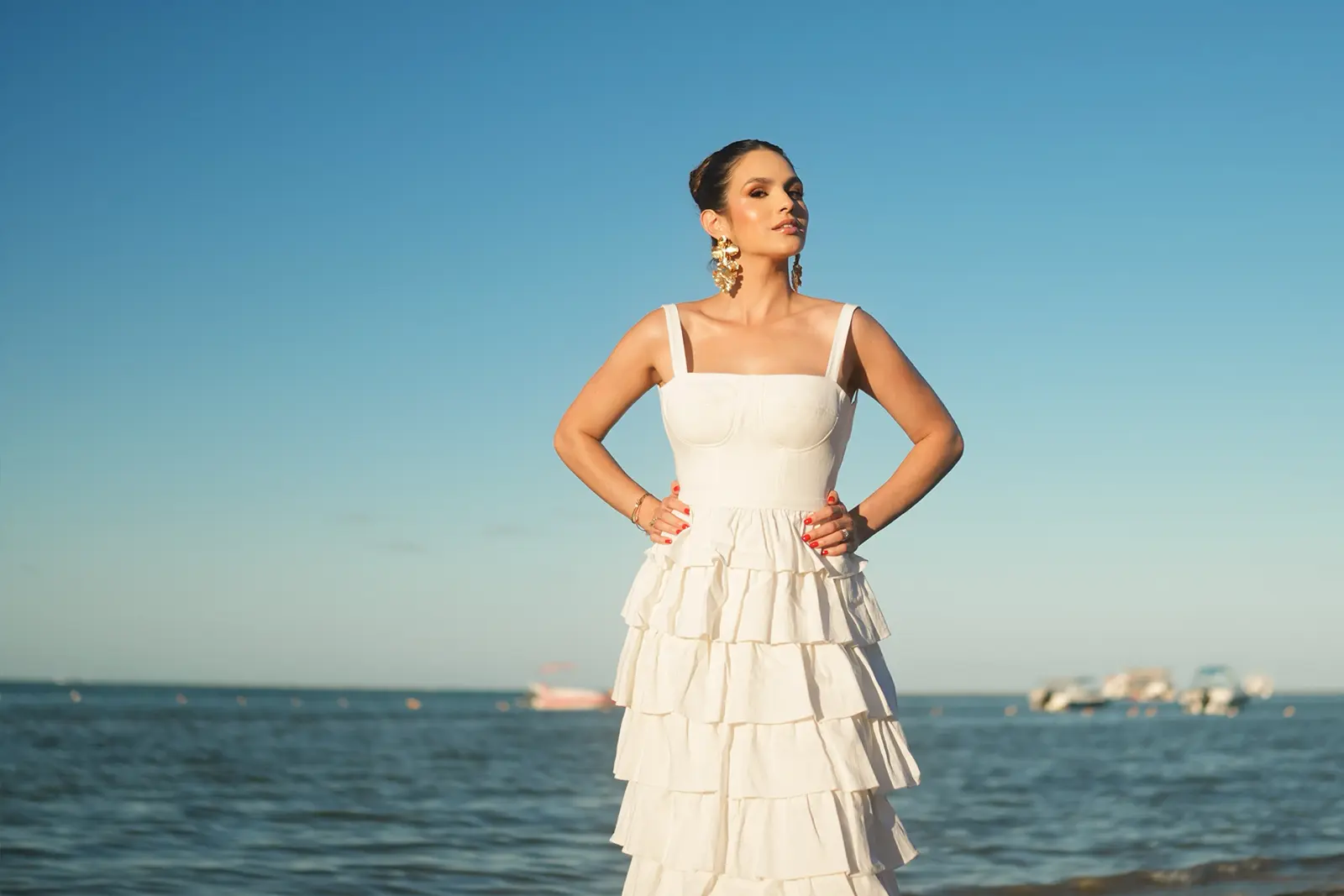Catarina na praia de vestido branco