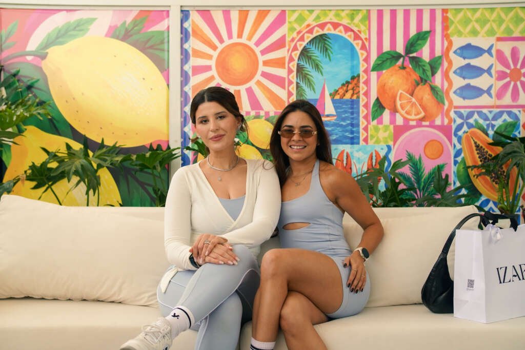 Duas participantes do Catarina Summer 2026 em espaço de convivência com decoração colorida